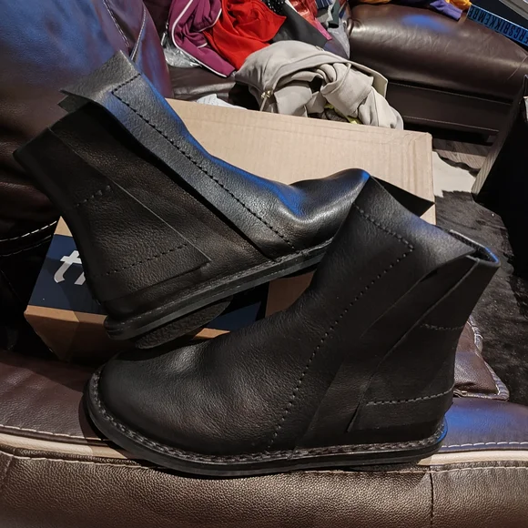 Sleek Black Leather Ankle Boots for Women - Picture 10 of 12